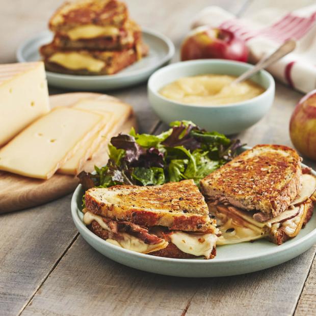 Grilled-cheese raclette OKA et canard aux pommes Grilled-cheese raclette OKA et canard aux pommes