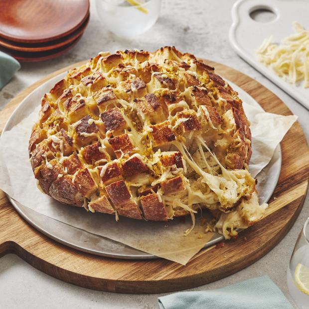 Pain miche fourré au fromage OKA Pain miche fourré au fromage OKA