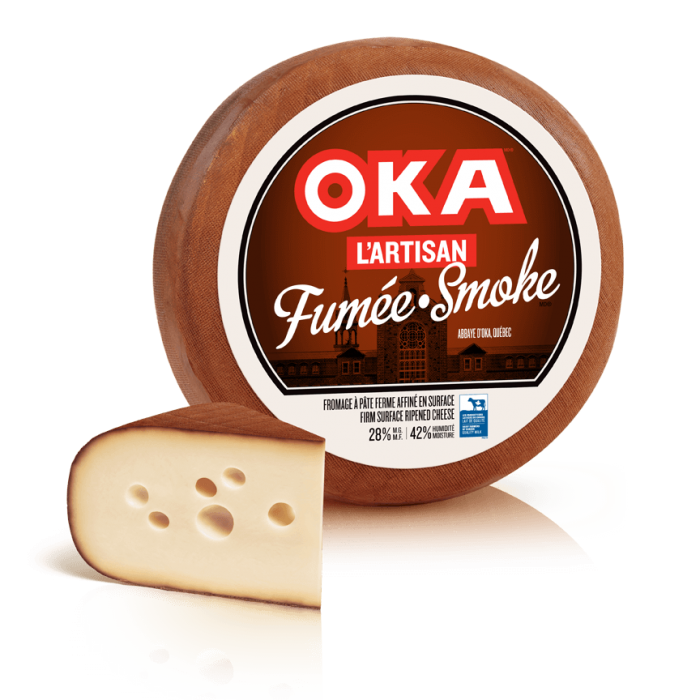 Fromage OKA L'Artisan Fumée pointes coupées en magasin Fromage OKA L'Artisan Fumée pointes coupées en magasin