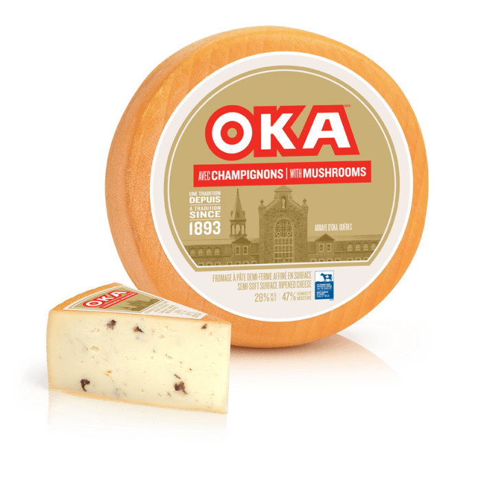 Fromage OKA avec champignons pointes coupées en magasin Fromage OKA avec champignons pointes coupées en magasin